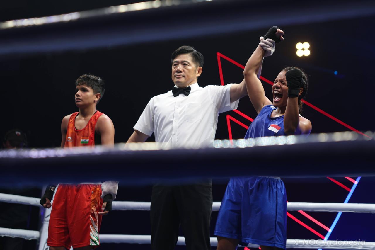 Petinju muda Indonesia, Anggi Intania Chalik, usai memenangi Asian Boxing Championships 2026 (NOC Indonesia)