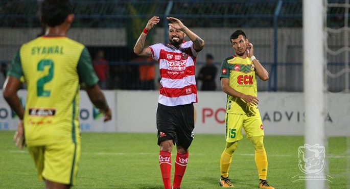 Madura United Coret Marcel Sacramento