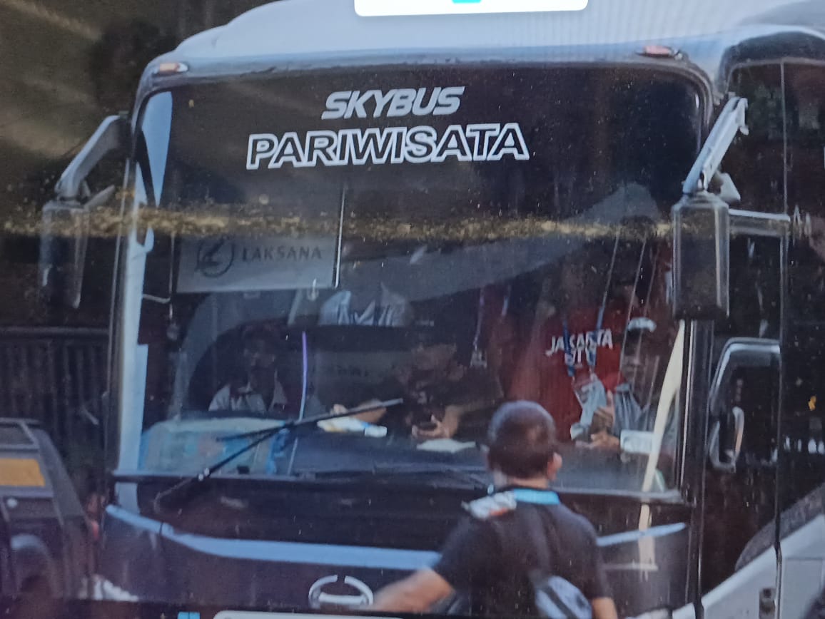 Bus Persebaya Dikawal Jakmania saat Menuju SUGBK
