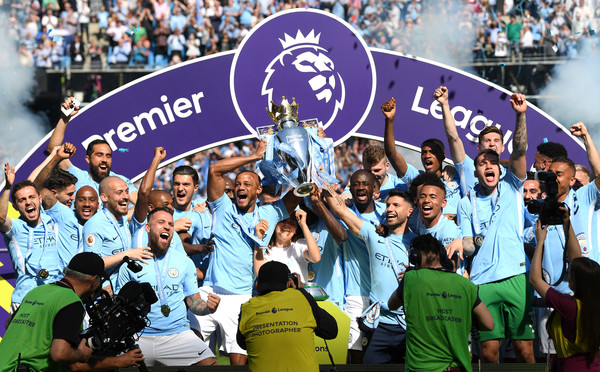 Galeri Foto: Manchester City Angkat Trofi Juara Premier League Musim Ini