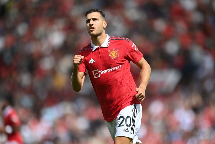 Mengungkap Kebenaran Isu Barcelona Incar Diogo Dalot