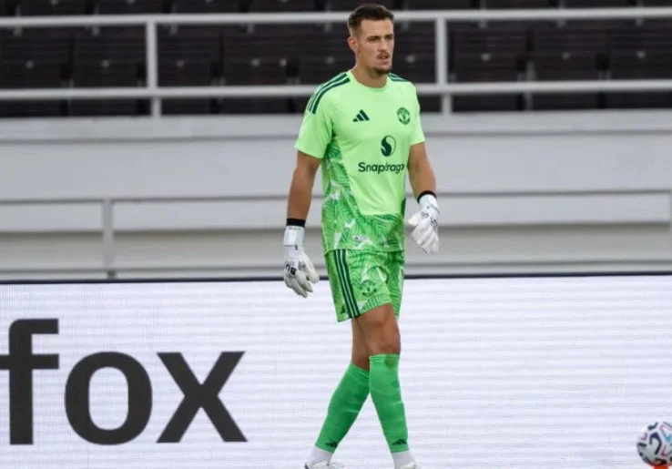 Rombak Posisi Kiper, Manchester United Lepas Altay Bayindir dan Radek Vitek
