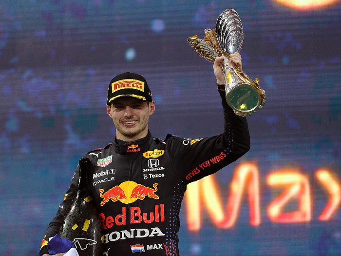 Verstappen Patahkan Dominasi Hamilton dengan Dramatis