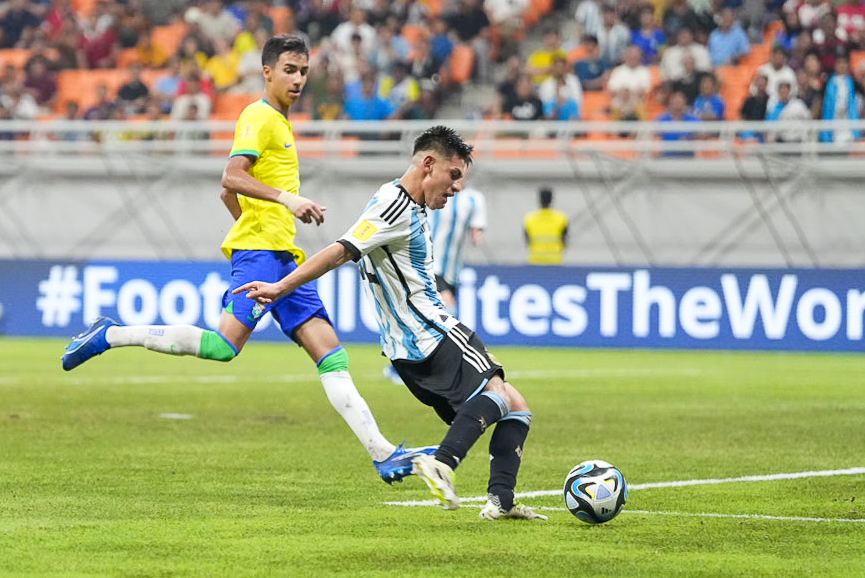 Tanggapan Echeverri Disebut Jelmaan Lionel Messi