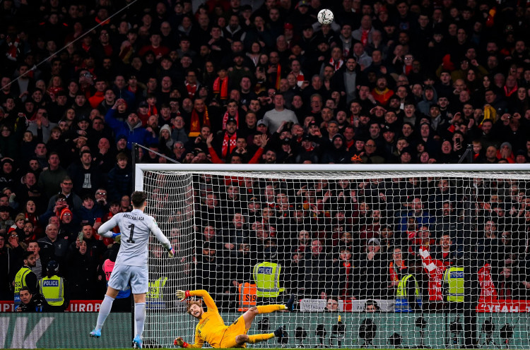 Bukan Menyangsang di Atap Wembley, Bola Tendangan Penalti Kepa Dibawa Pulang Suporter Liverpool