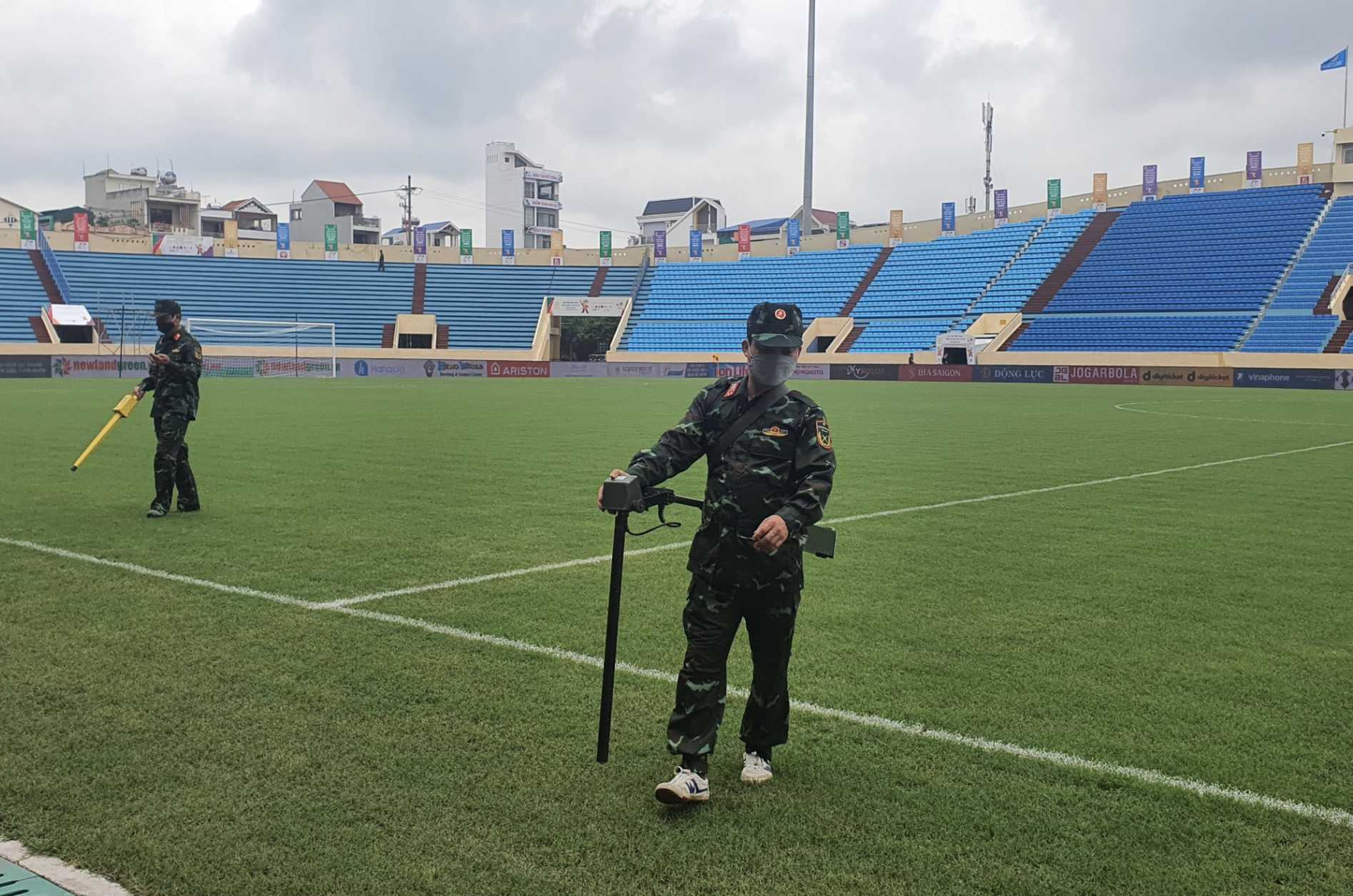 Jelang Laga Grup B Sepak Bola, Alat Deteksi Dipakai Cek Ranjau