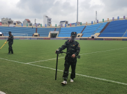 Jelang Laga Grup B Sepak Bola, Alat Deteksi Dipakai Cek Ranjau