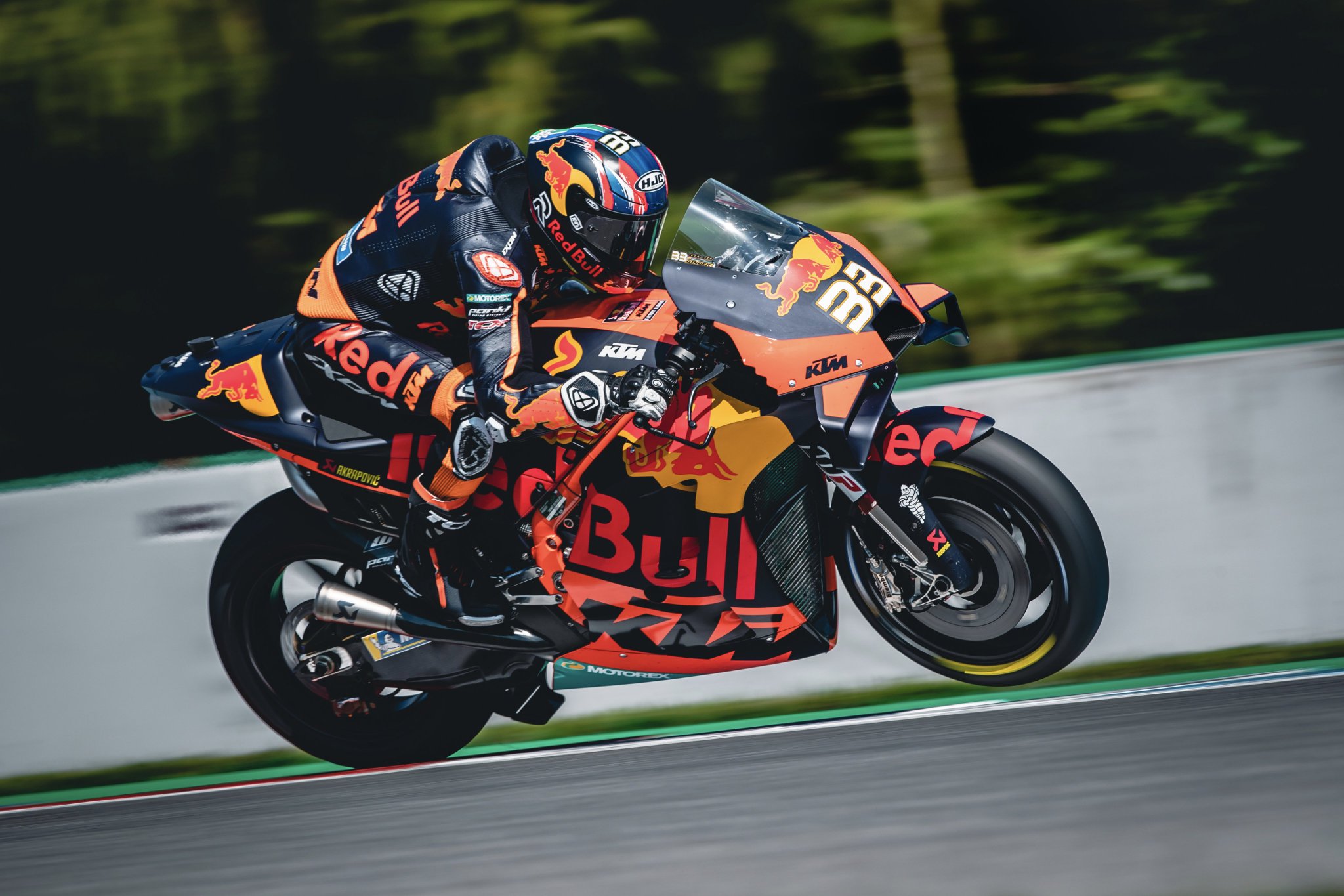 Kilas Balik MotoGP Austria: Kemenangan Dramatis Brad Binder saat Cuaca Buruk