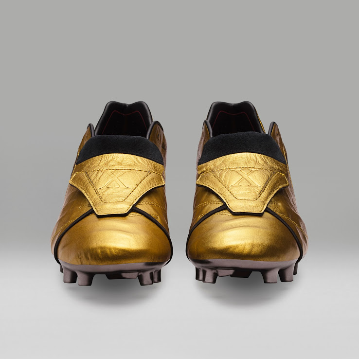 Nike Luncurkan Sepatu Emas Tiempo Totti X