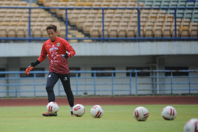 Cerita Kiper Persib I Made Wirawan Menjadi Guru bagi Anak di Rumah