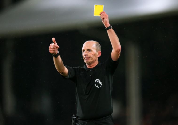 Mike Dean Pensiun, Kualitas Wasit di Premier League Bakal Berkurang