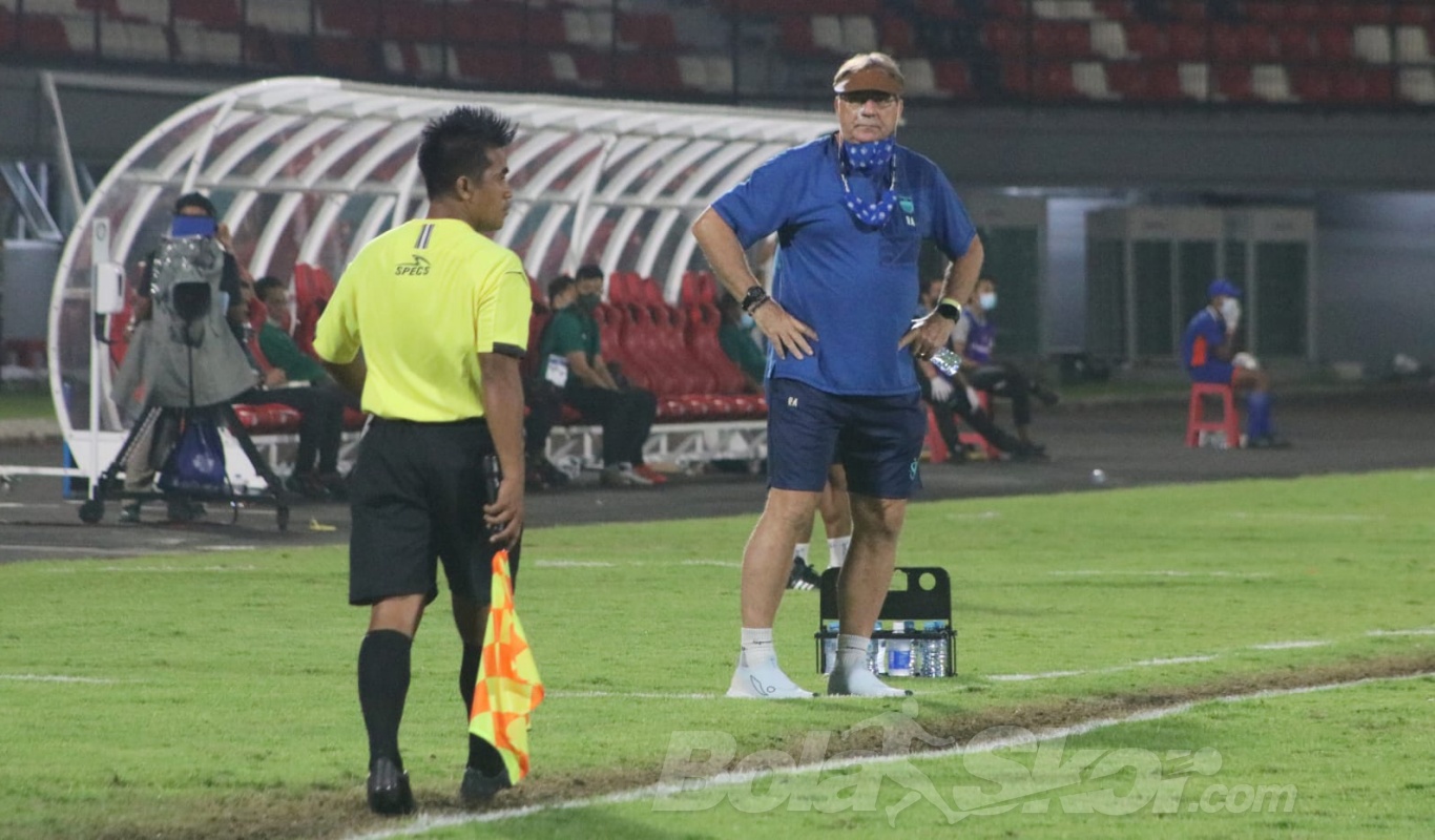 Persib Ditahan Persebaya, Robert Rene Alberts Soroti Wasit Fariq Hitaba