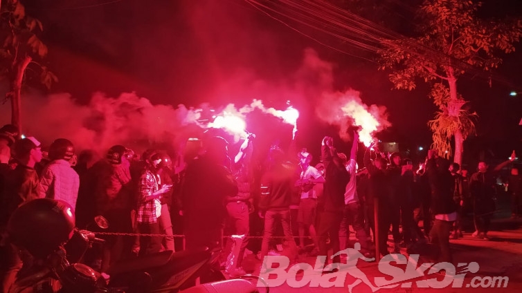 Persib Bandung Jeblok, Bobotoh Geruduk Manajemen Minta Robert Alberts Dipecat