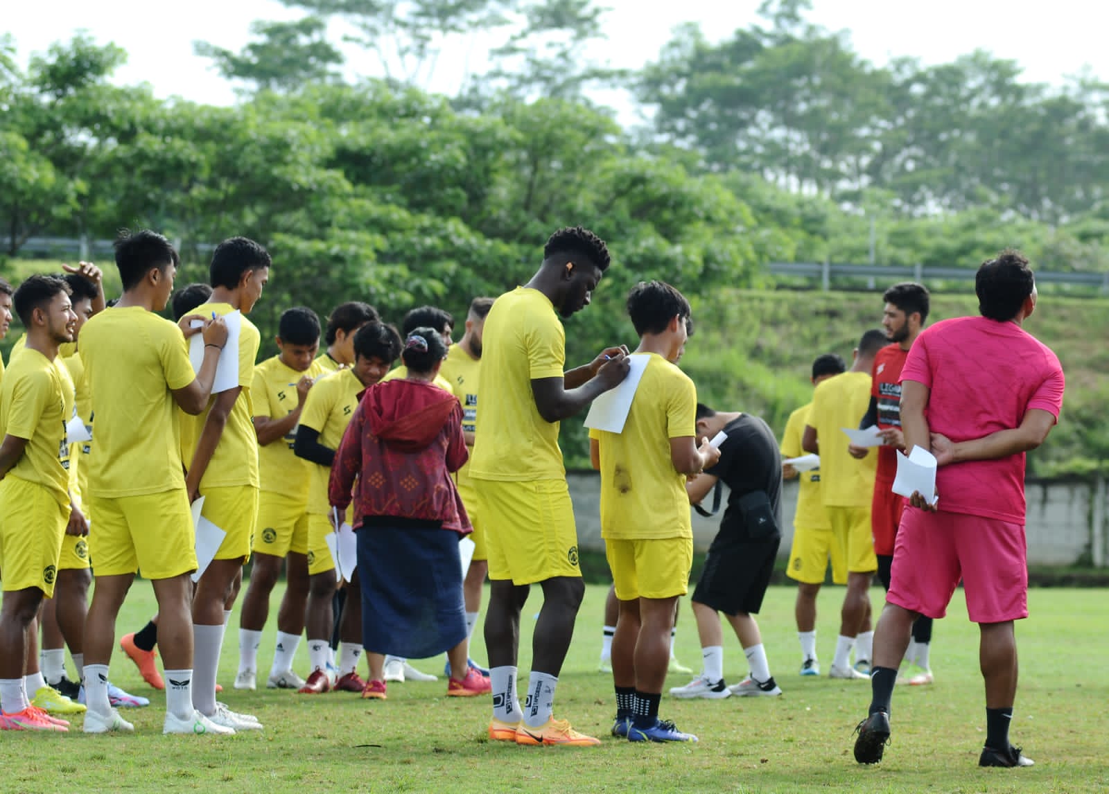 Arema FC Butuh Dua Pekan Pulihkan Mental Pasca Tragedi Kanjuruhan