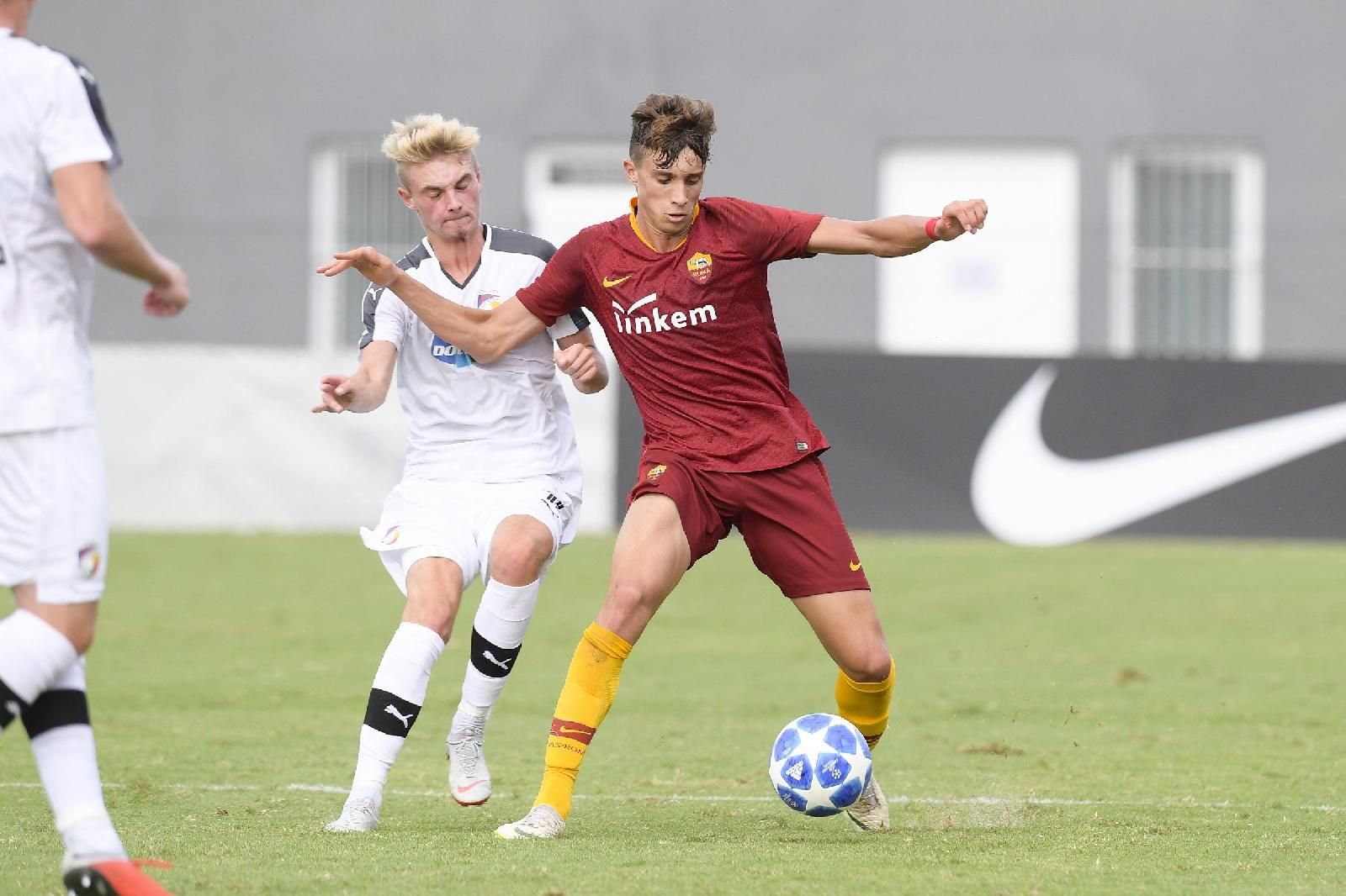 Incar Bek AS Roma, Manchester United Kembali Berurusan dengan Mino Raiola