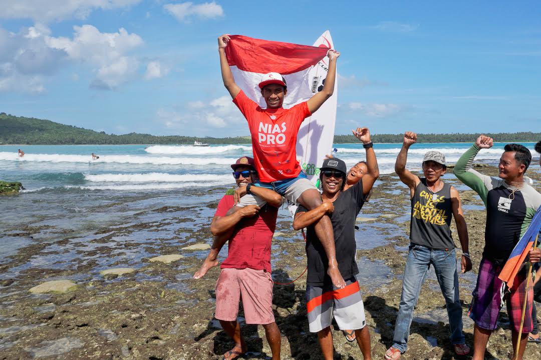 Ketut Agus dan Vittoria Farmer Jadi Jawara Kualifikasi World Surf League Nias Pro 2018