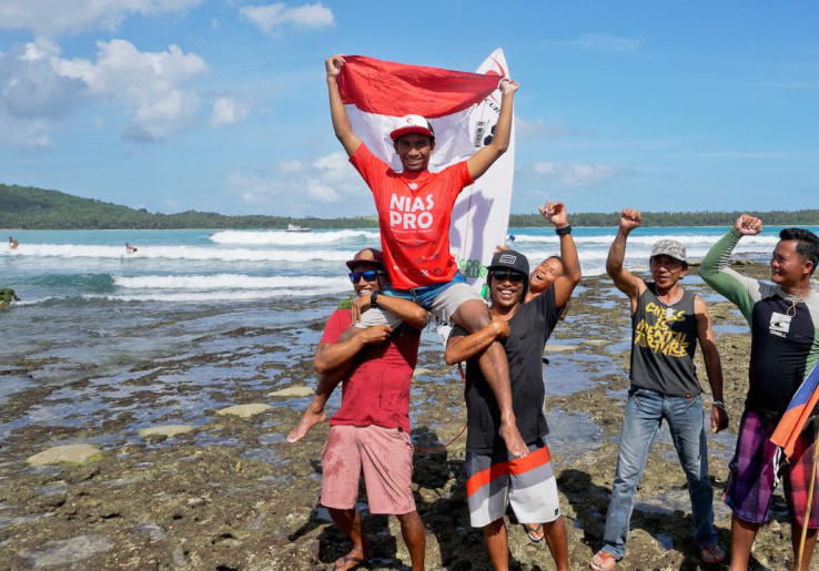 Ketut Agus dan Vittoria Farmer Jadi Jawara Kualifikasi World Surf League Nias Pro 2018