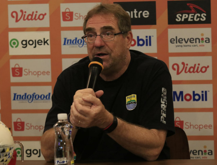 Pelatih Persib Robert Rene Alberts Enggan Mengomentari Timnas Indonesia