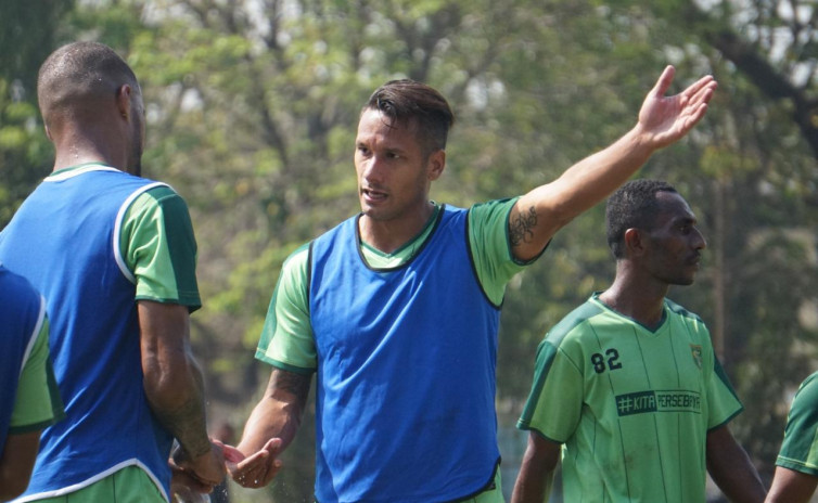 Djanur Sayangkan Cedera Raphael Maitimo