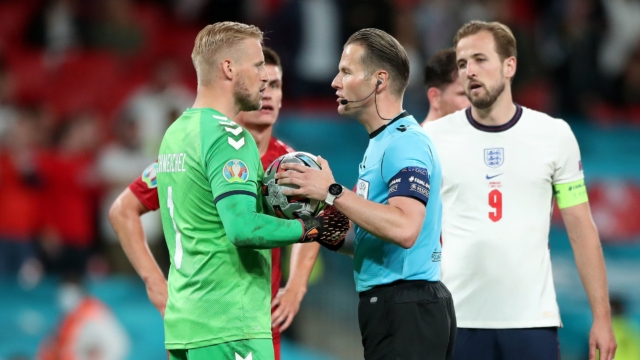 Mantan Wasit FIFA Bicara Tentang Kontroversi di Laga Inggris Vs Denmark