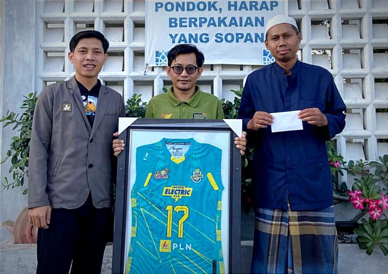 Pevoli Jakarta Elektrik PLN Maya Indri Lelang Jersey untuk Bantu Pondok Pesantren