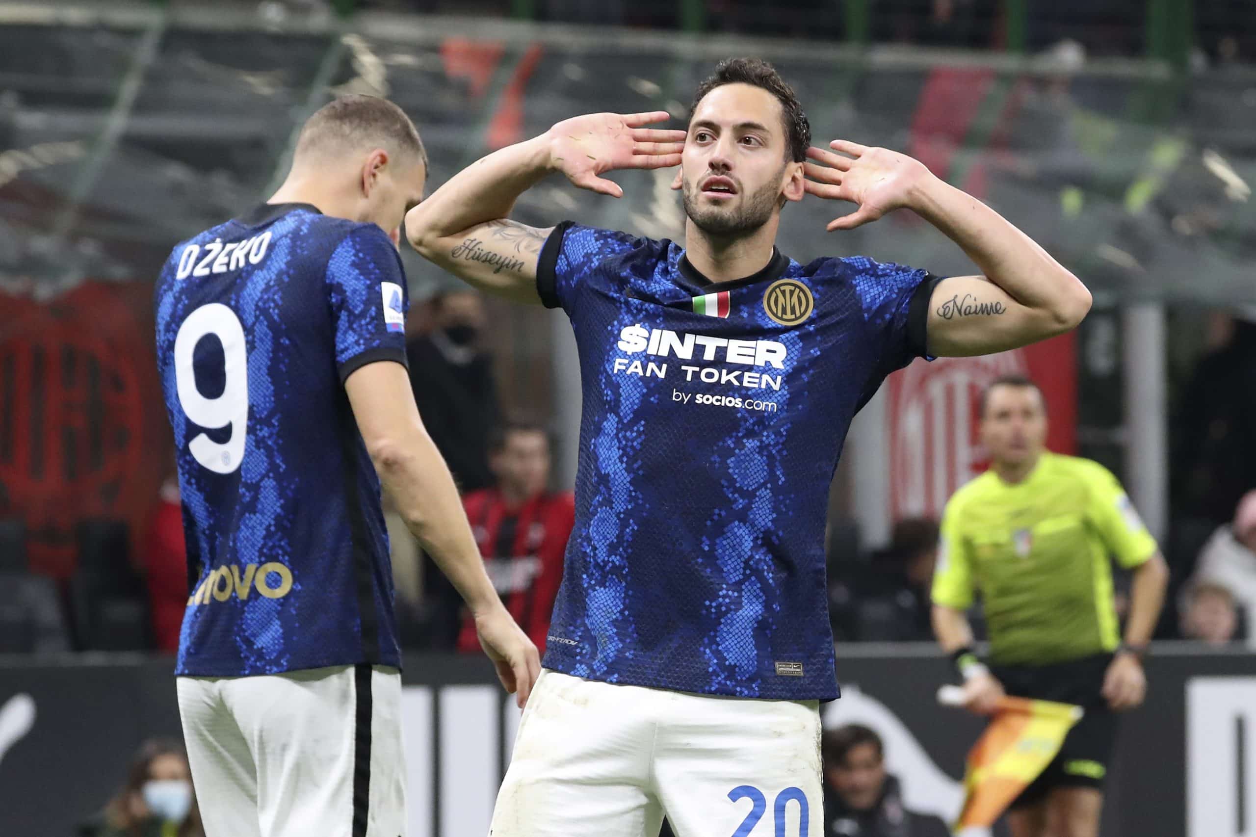 Mengapa Hakan Calhanoglu Lakukan Selebrasi Provokatif ke Suporter Milan?