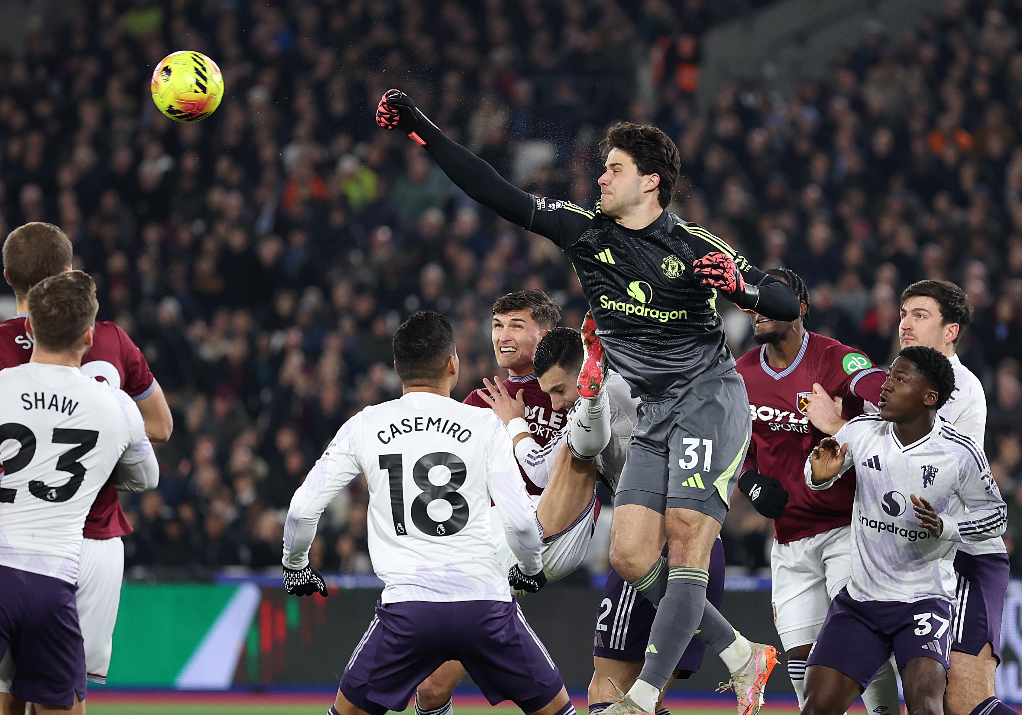 Hasil Premier League: Manchester United Nyaris Kalah, Chelsea Gagal Jaga Keunggulan