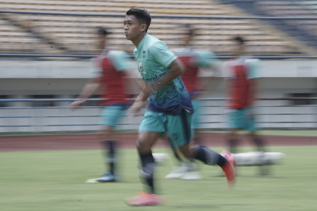 Febri Hariyadi Alami Benturan di Kepala, Pelatih Persib: Tidak Serius
