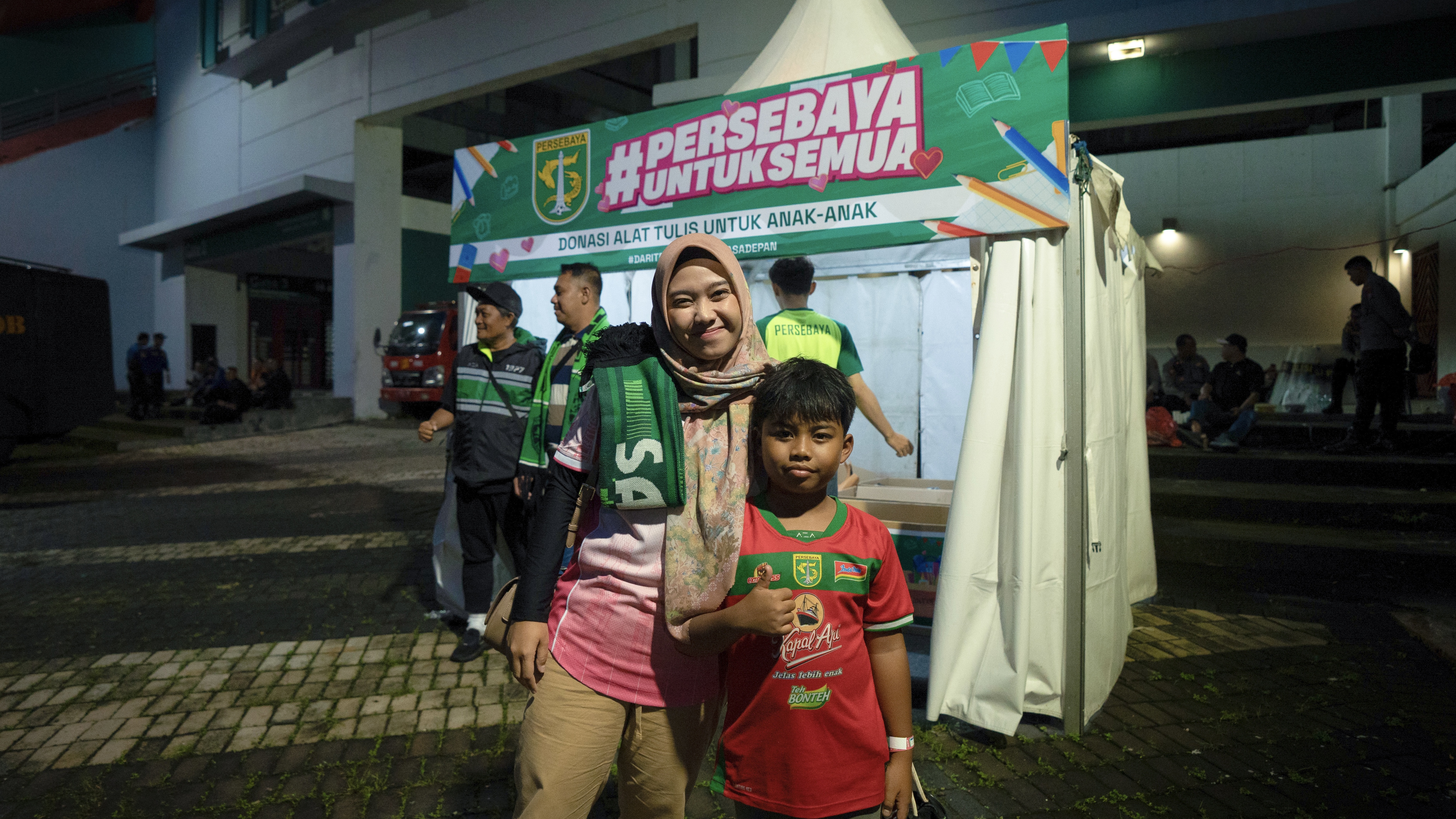 Persebaya dan Bonek Peduli Pendidikan dengan Bagikan Alat Tulis, Jangan Sampai Ada Siswa Bunuh Diri di NTT Terulang Lagi