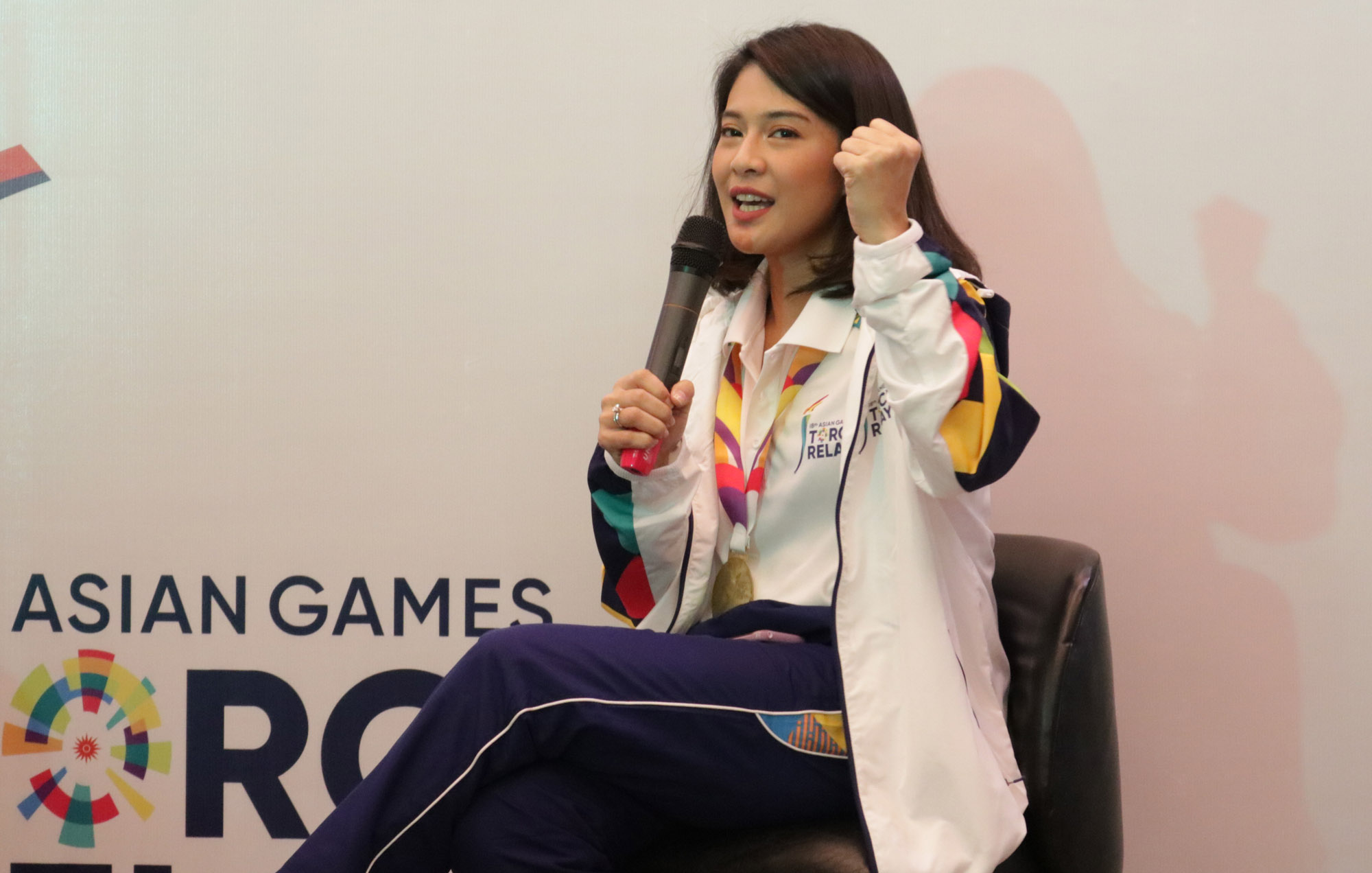 Dian Sastro Ungkap Tantangan Berlari Sambil Bawa Obor Asian Games 2018