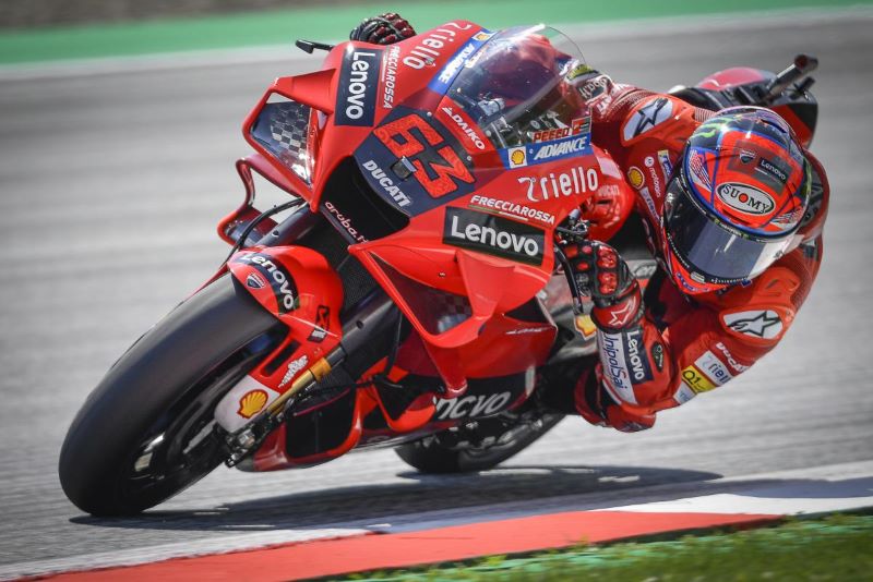 Hasil MotoGP Aragon: Panas di Akhir, Bagnaia Berhasil Asapi Marquez