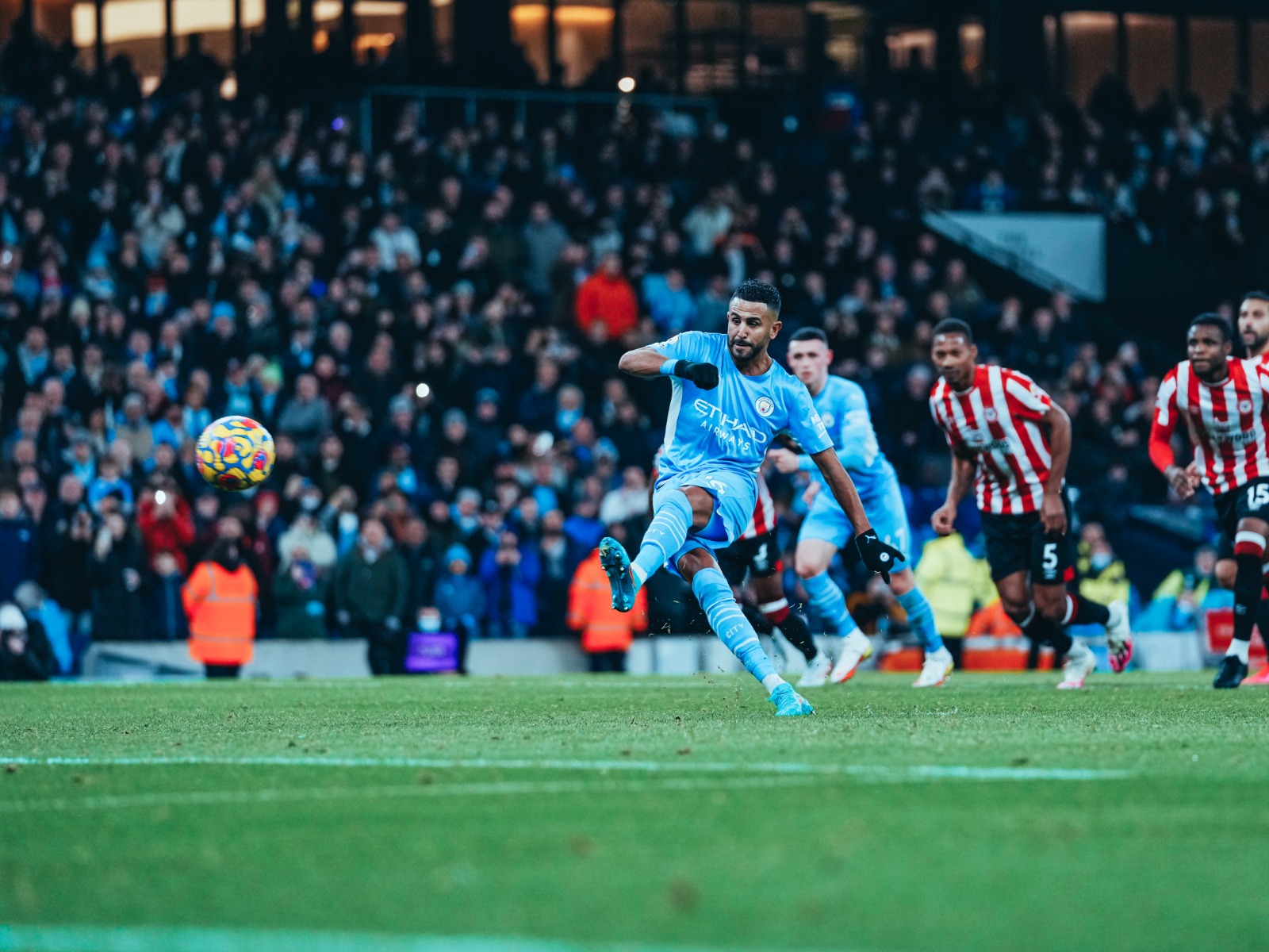 Guardiola Ungkap Alasan Mahrez Kembali Jadi Algojo Penalti Usai Kisah Pahit di Masa Lalu