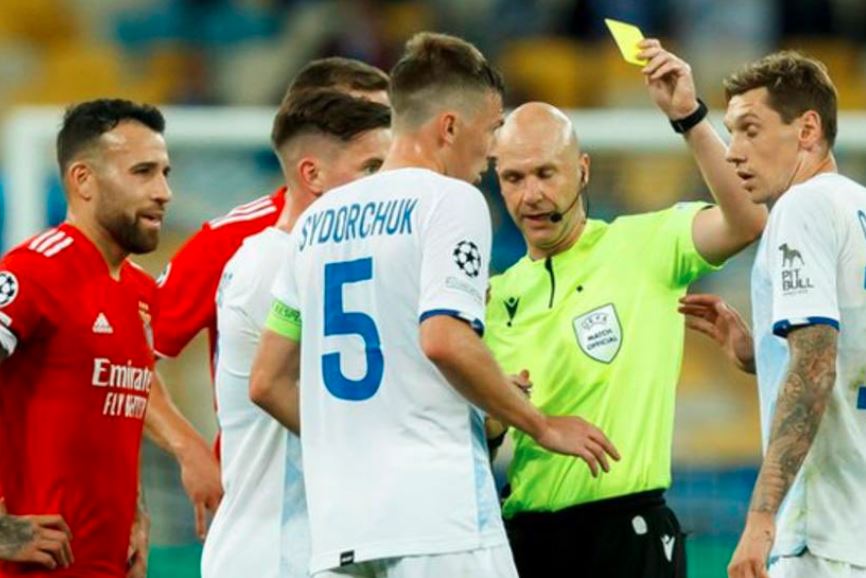 Wasit Premier League Kembali Jadi Sorotan, Kali Ini di Laga Liga Champions