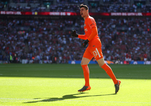 Liverpool Incar Thibaut Courtois Gantikan Loris Karius, tetapi...