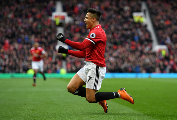 Jelang Derby Manchester, Alexis Sanchez Asyik Pacaran