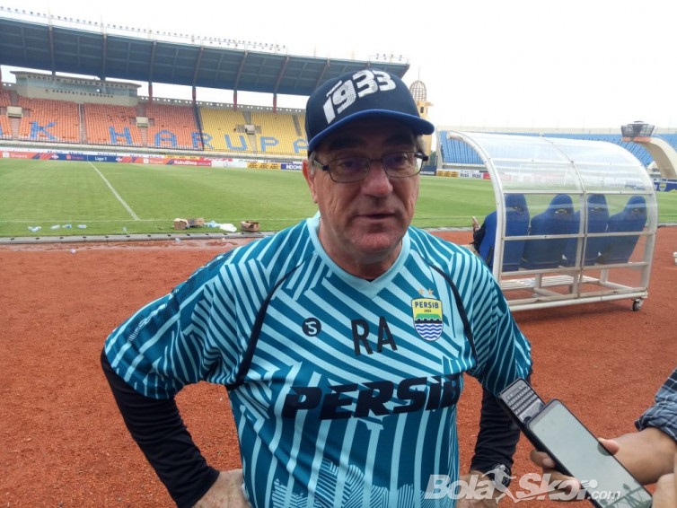 Robert Rene Alberts Angkat Bicara soal Rangkaian Hasil Uji Coba Persib Bandung