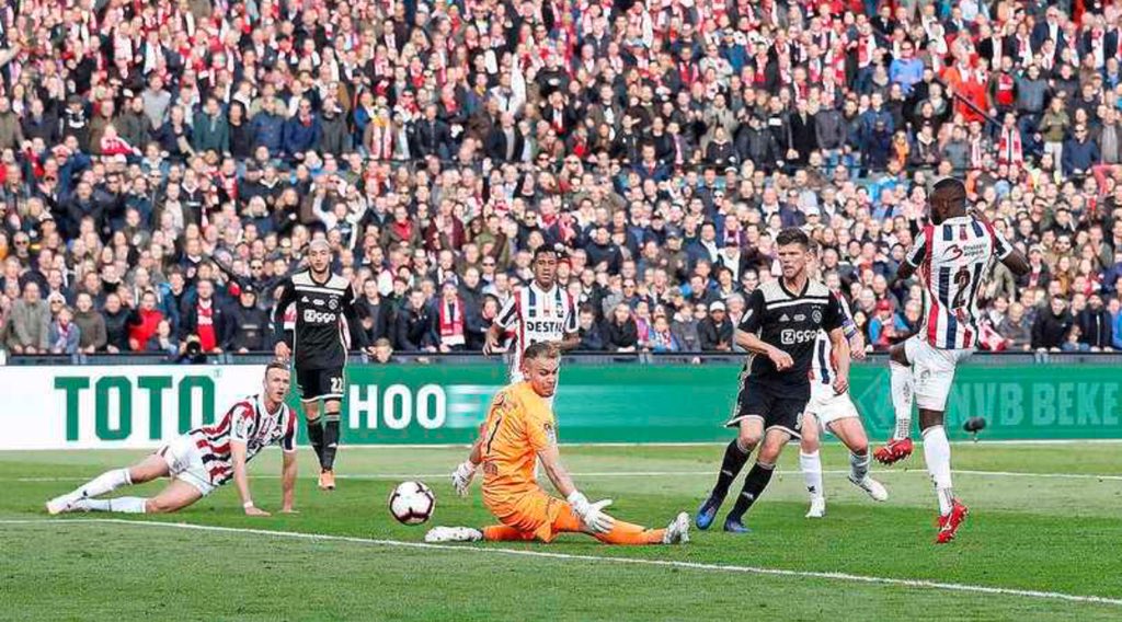 Klaas-Jan Huntelaar Bawa Ajax Amsterdam Lebih Dekat dengan Treble Winner