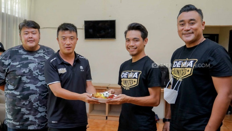 Dewa United FC Salurkan Bantuan untuk Warga Bogor