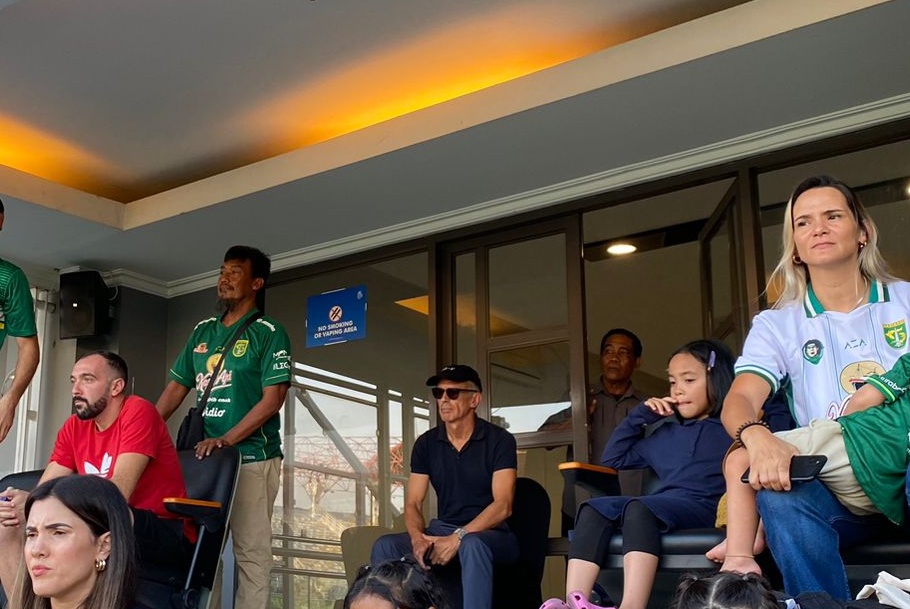 Pelatih Arema FC Tonton Sang Anak di Persebaya