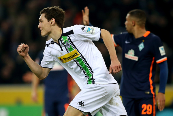 Barcelona Ingin Boyong Bek Tengah Borussia Monchengladbach