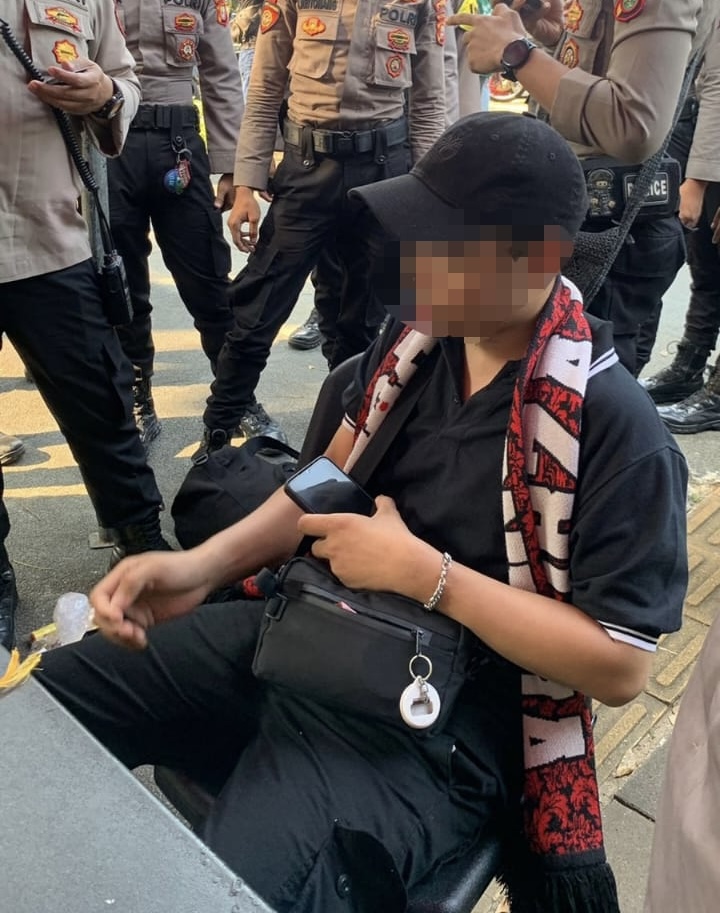 Polisi Tangkap Suporter saat Laga Timnas Indonesia Vs Irak, Bawa Miras hingga Flare