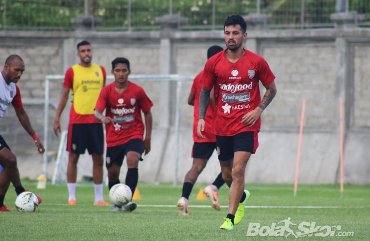 Masuk Daftar Sri Pahang FC, Stefano Lilipaly Dipuji Thomas Dooley