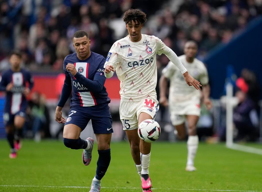 Statistik Calon Bek Baru Man United, Leny Yoro dengan Dampak Bermain seperti William Saliba