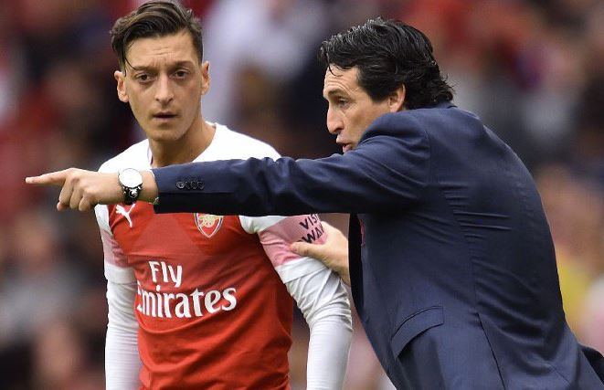 Kutip Ucapan Bergkamp, Ozil Beri Indikasi soal Masa Depannya di Arsenal