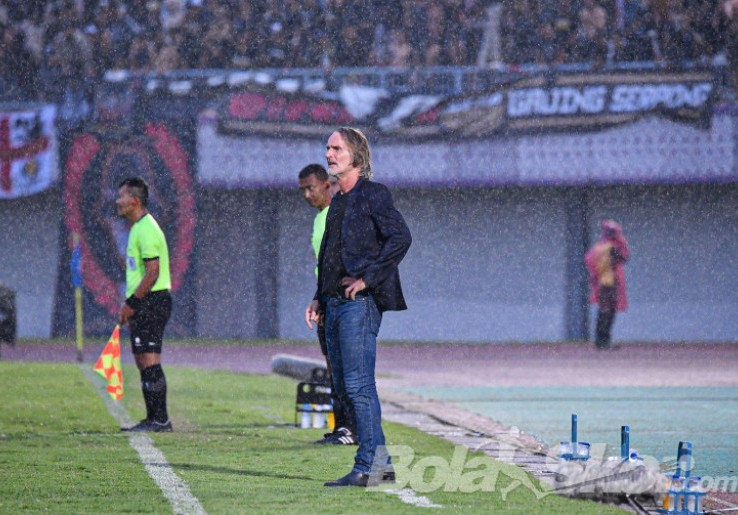Dewa United Banten FC 3-1 PSBS Biak: Kemenangan Penting dan Pujian Jan Olde Riekerink untuk Ricky Kambuaya