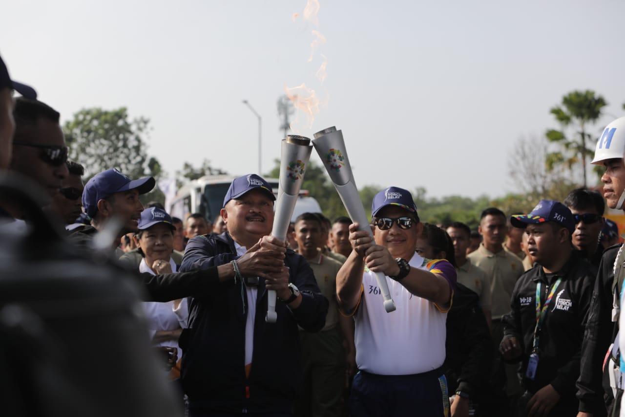 Arak-arakan Api Obor Asian Games 2018 di Palembang Spektakuler