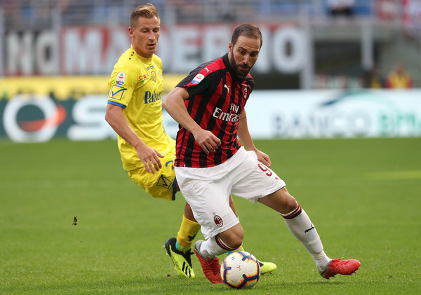 Gonzalo Higuain Dapat Rapor Merah dari Media Italia