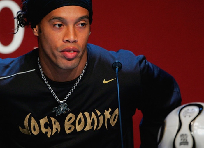 Ronaldinho Putuskan Gantung Sepatu