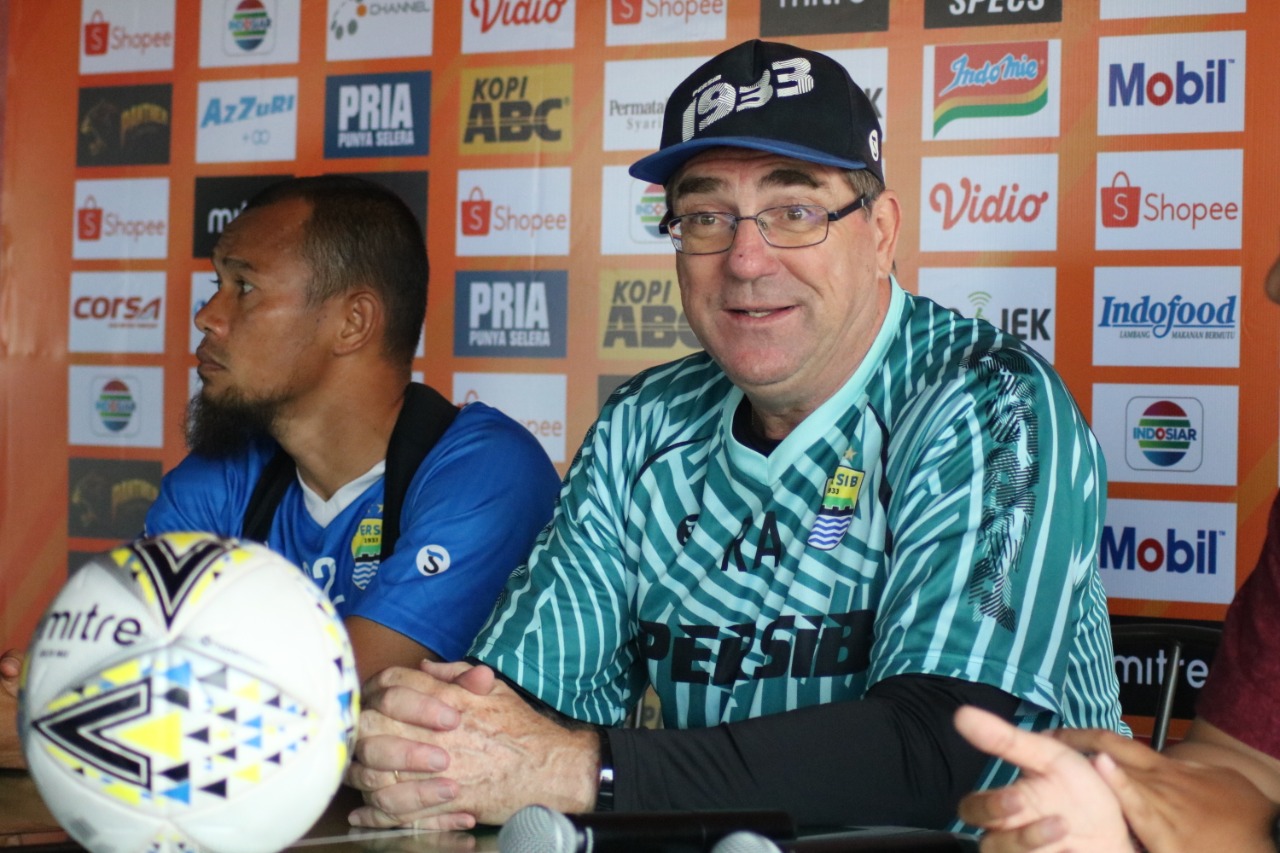 Rene Alberts Sebut Persebaya Lebih Diuntungkan Ketimbang Persib