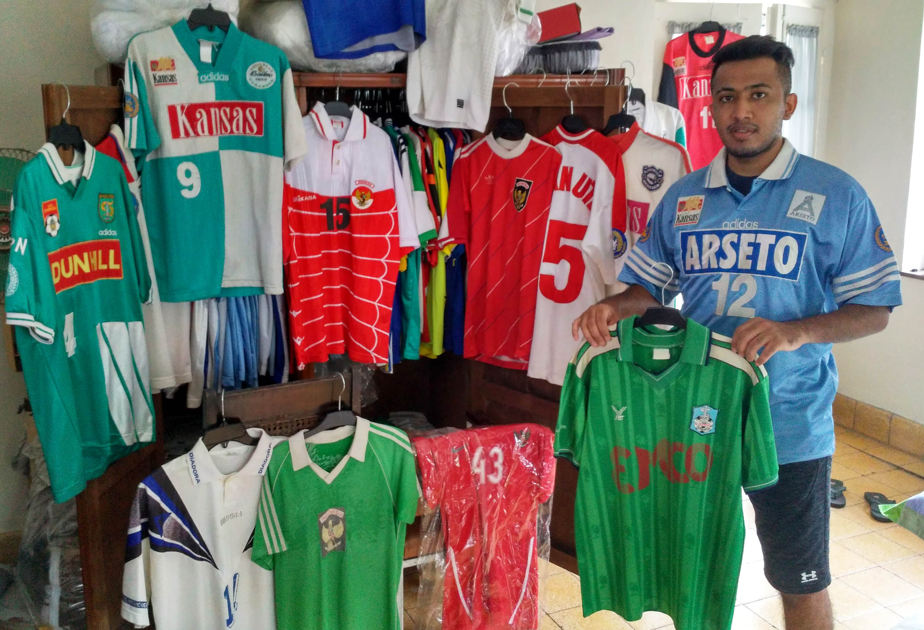 Kisah Kolektor Jersey Legendaris Klub-Klub Indonesia